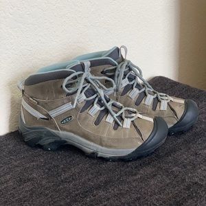 Keen waterproof hiking boots: US size 9; EU 39.5